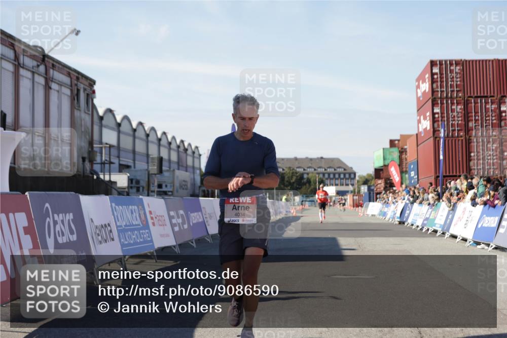 03.10.2025 - Köhlbrandbrückenlauf Jannik Wohlers http://msf.ph/oto/9086590 03.10.2025 12:52:50 Ziel 4013, 4019, 4034 meine-sportfotos.de