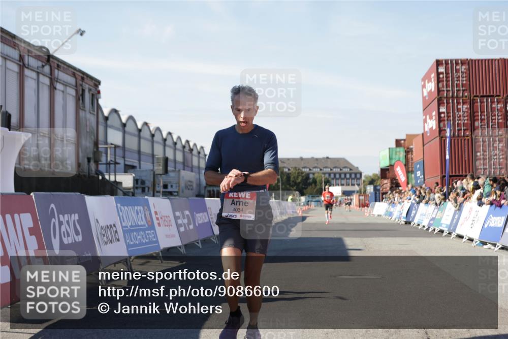 03.10.2025 - Köhlbrandbrückenlauf Jannik Wohlers http://msf.ph/oto/9086600 03.10.2025 12:52:50 Ziel 4013, 4019, 4034 meine-sportfotos.de
