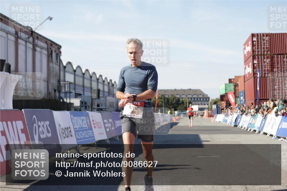 03.10.2025 - Köhlbrandbrückenlauf Jannik Wohlers http://msf.ph/oto/9086627 03.10.2025 12:52:50 Ziel 4013, 4019, 4034 meine-sportfotos.de