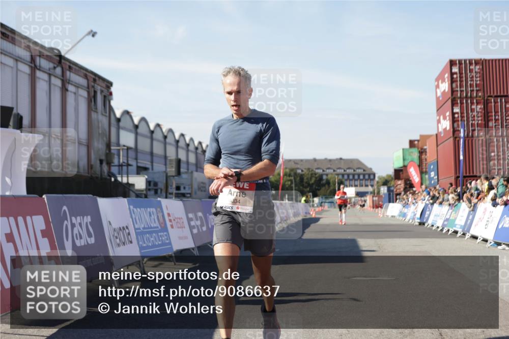 03.10.2025 - Köhlbrandbrückenlauf Jannik Wohlers http://msf.ph/oto/9086637 03.10.2025 12:52:50 Ziel 4013, 4019, 4034 meine-sportfotos.de