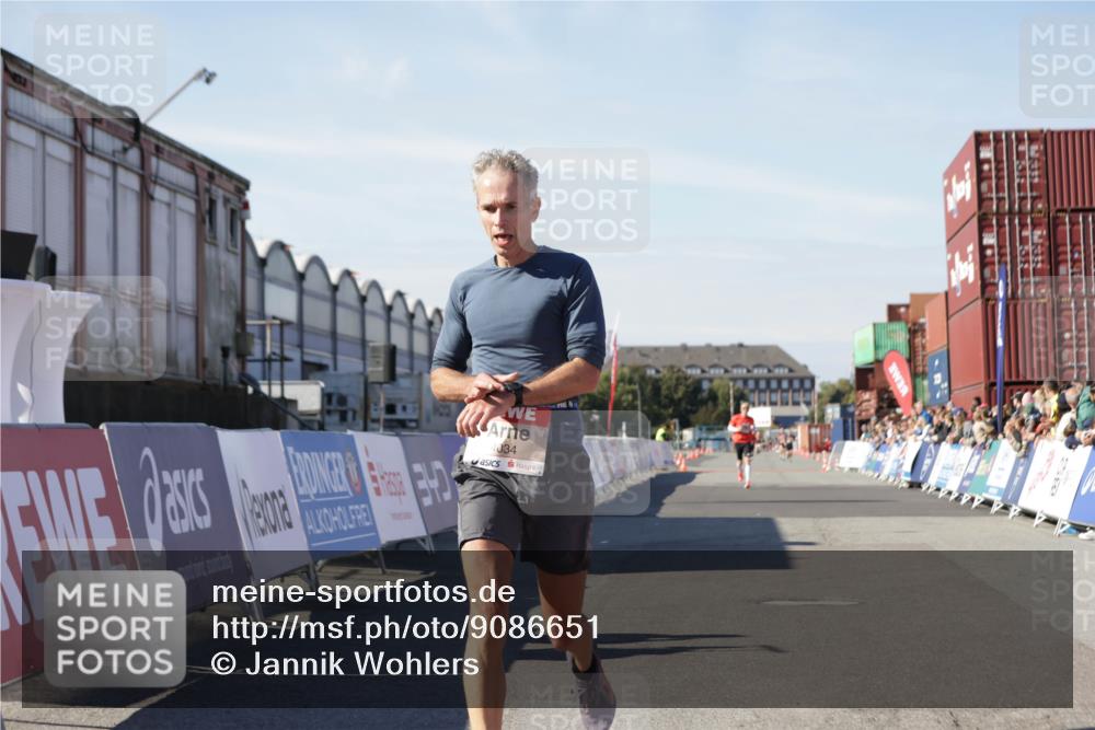 03.10.2025 - Köhlbrandbrückenlauf Jannik Wohlers http://msf.ph/oto/9086651 03.10.2025 12:52:50 Ziel 4013, 4019, 4034 meine-sportfotos.de