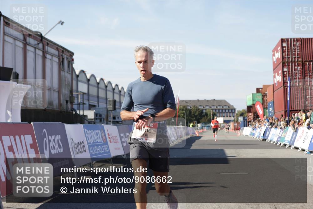03.10.2025 - Köhlbrandbrückenlauf Jannik Wohlers http://msf.ph/oto/9086662 03.10.2025 12:52:51 Ziel 4013, 4034 meine-sportfotos.de