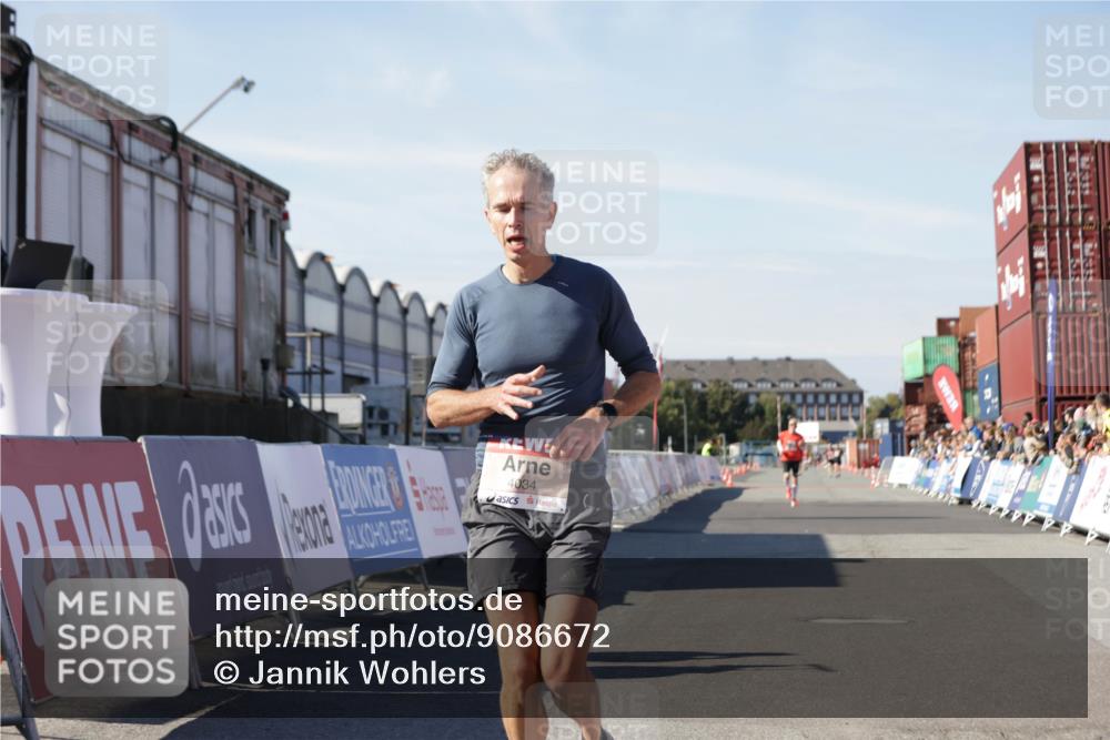 03.10.2025 - Köhlbrandbrückenlauf Jannik Wohlers http://msf.ph/oto/9086672 03.10.2025 12:52:51 Ziel 4013, 4034 meine-sportfotos.de