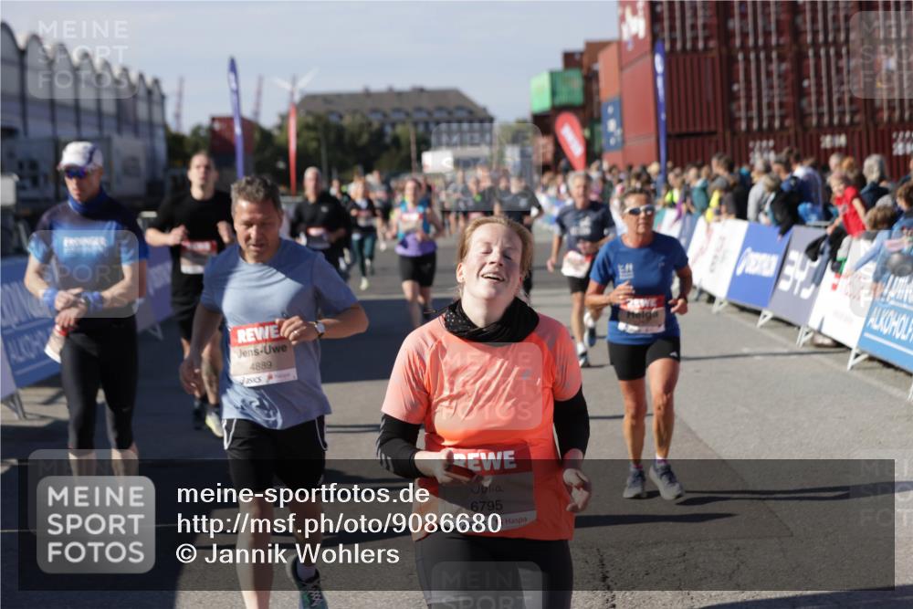 03.10.2025 - Köhlbrandbrückenlauf Jannik Wohlers http://msf.ph/oto/9086680 03.10.2025 13:18:56 Ziel 4077, 4556, 4676, 4756, 4889, 5304, 5449, 5974, 6117, 6267, 6475, 6506, 6556, 6573, 6795 meine-sportfotos.de