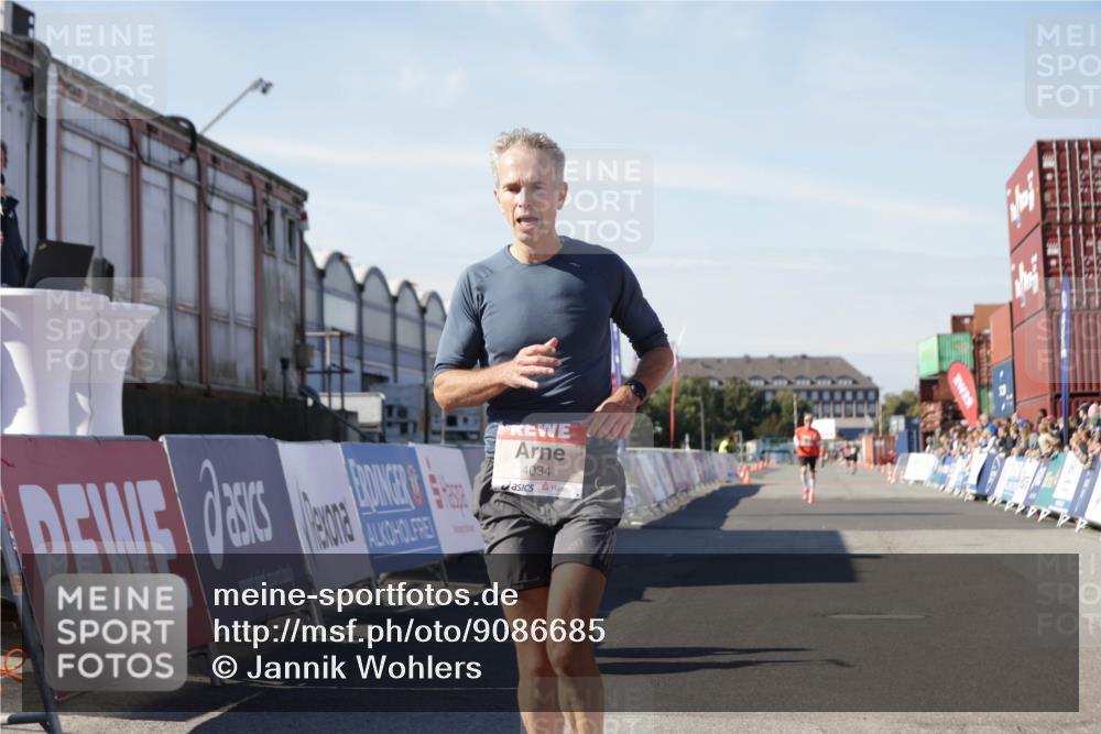 03.10.2025 - Köhlbrandbrückenlauf Jannik Wohlers http://msf.ph/oto/9086685 03.10.2025 12:52:51 Ziel 4013, 4034 meine-sportfotos.de