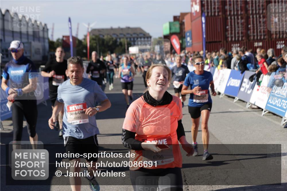 03.10.2025 - Köhlbrandbrückenlauf Jannik Wohlers http://msf.ph/oto/9086691 03.10.2025 13:18:56 Ziel 4077, 4556, 4676, 4756, 4889, 5304, 5449, 5974, 6117, 6267, 6475, 6506, 6556, 6573, 6795 meine-sportfotos.de