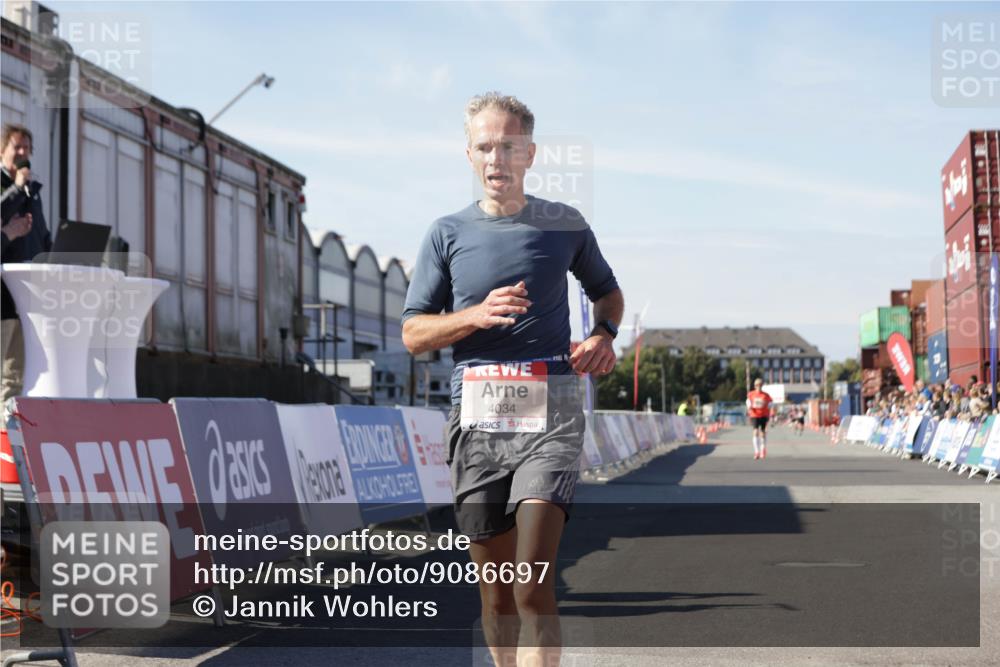 03.10.2025 - Köhlbrandbrückenlauf Jannik Wohlers http://msf.ph/oto/9086697 03.10.2025 12:52:51 Ziel 4013, 4034 meine-sportfotos.de