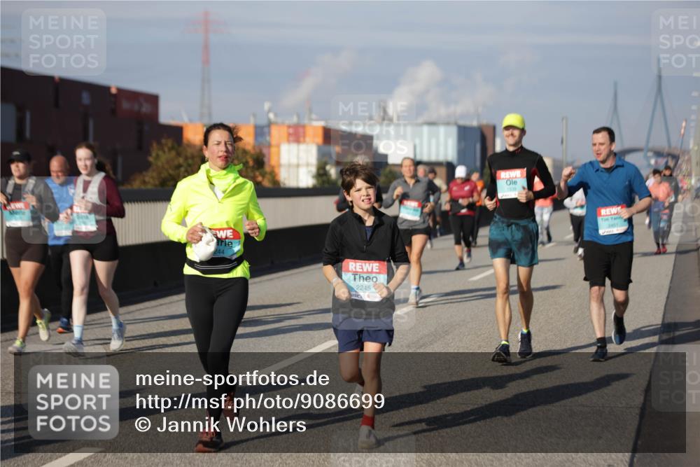 03.10.2025 - Köhlbrandbrückenlauf Jannik Wohlers http://msf.ph/oto/9086699 03.10.2025 10:07:56 Position 3 244, 2245, 1539 meine-sportfotos.de