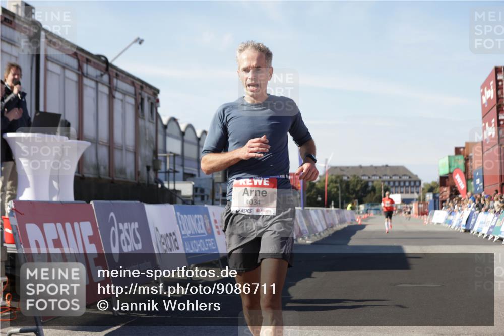 03.10.2025 - Köhlbrandbrückenlauf Jannik Wohlers http://msf.ph/oto/9086711 03.10.2025 12:52:51 Ziel 4013, 4034 meine-sportfotos.de