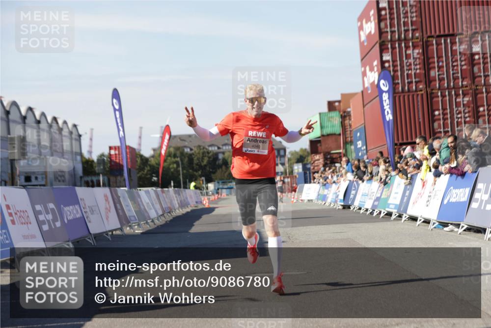 03.10.2025 - Köhlbrandbrückenlauf Jannik Wohlers http://msf.ph/oto/9086780 03.10.2025 12:52:59 Ziel 4034, 4040 meine-sportfotos.de