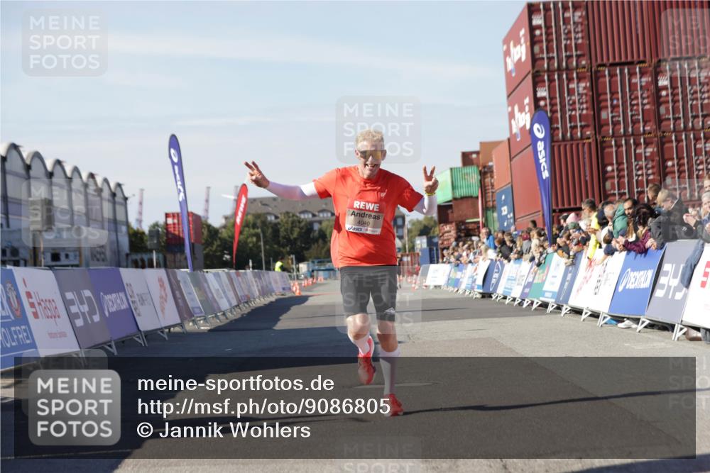 03.10.2025 - Köhlbrandbrückenlauf Jannik Wohlers http://msf.ph/oto/9086805 03.10.2025 12:52:59 Ziel 4034, 4040 meine-sportfotos.de