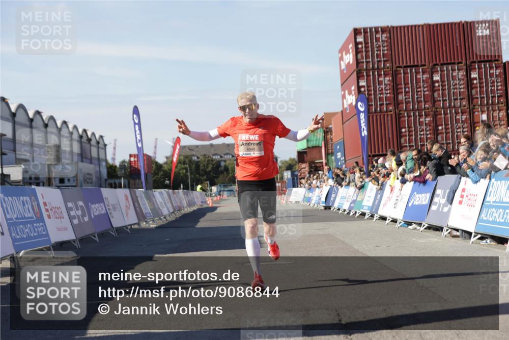 03.10.2025 - Köhlbrandbrückenlauf Jannik Wohlers http://msf.ph/oto/9086844 03.10.2025 12:52:59 Ziel 4034, 4040 meine-sportfotos.de