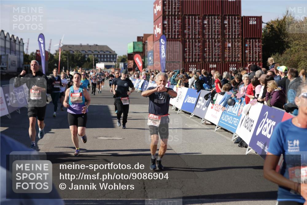 03.10.2025 - Köhlbrandbrückenlauf Jannik Wohlers http://msf.ph/oto/9086904 03.10.2025 13:18:59 Ziel 4556, 4630, 4676, 4756, 4889, 5027, 5304, 5449, 5974, 6117, 6267, 6475, 6573, 6795 meine-sportfotos.de