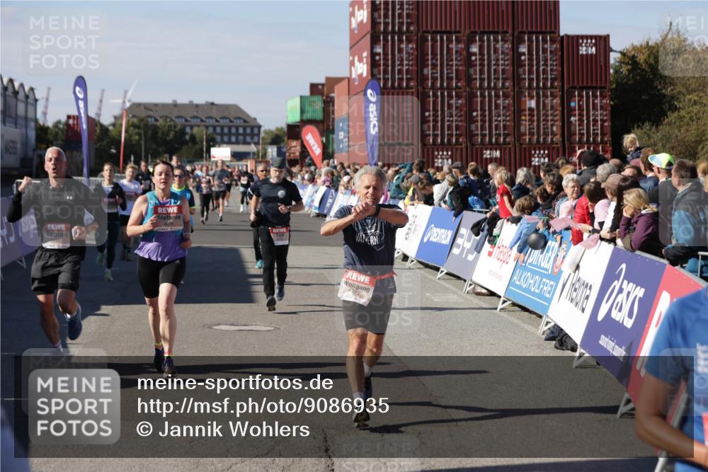03.10.2025 - Köhlbrandbrückenlauf Jannik Wohlers http://msf.ph/oto/9086935 03.10.2025 13:18:59 Ziel 4556, 4630, 4676, 4756, 4889, 5027, 5304, 5449, 5974, 6117, 6267, 6475, 6573, 6795 meine-sportfotos.de