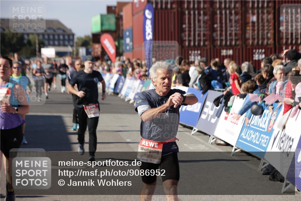03.10.2025 - Köhlbrandbrückenlauf Jannik Wohlers http://msf.ph/oto/9086952 03.10.2025 13:19:00 Ziel 4556, 4630, 4676, 4756, 4889, 5027, 5304, 5449, 5974, 6117, 6127, 6267, 6475, 6573, 6795 meine-sportfotos.de
