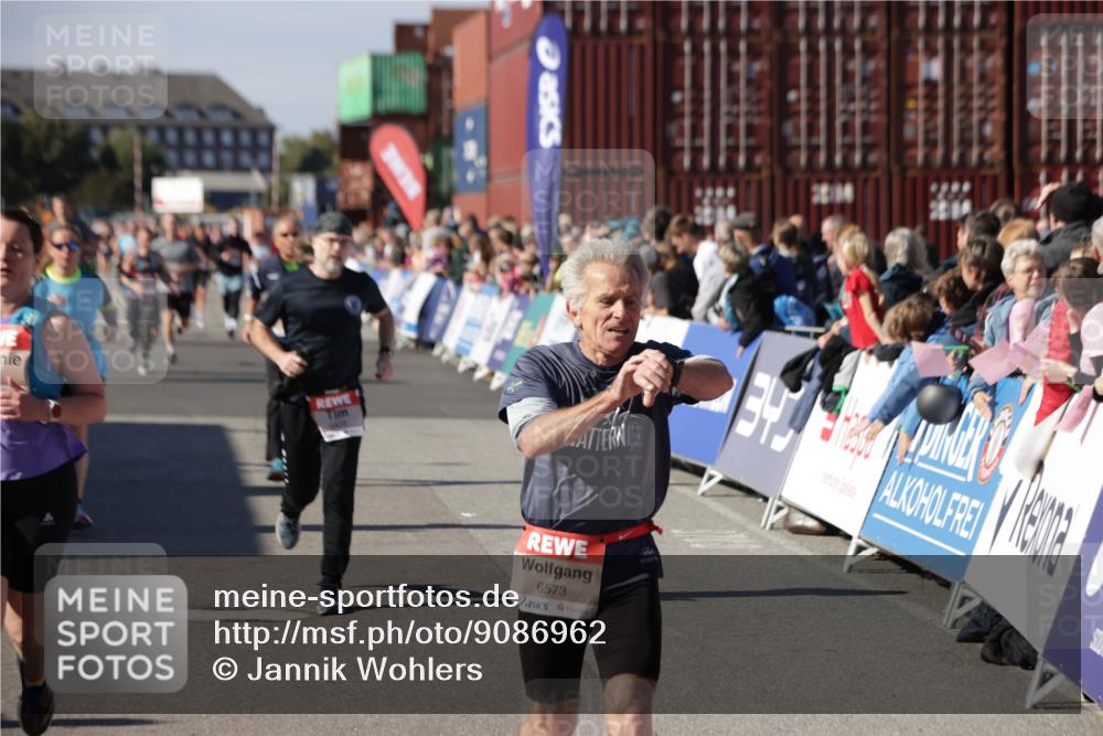 03.10.2025 - Köhlbrandbrückenlauf Jannik Wohlers http://msf.ph/oto/9086962 03.10.2025 13:19:00 Ziel 4556, 4630, 4676, 4756, 4889, 5027, 5304, 5449, 5974, 6117, 6127, 6267, 6475, 6573, 6795 meine-sportfotos.de