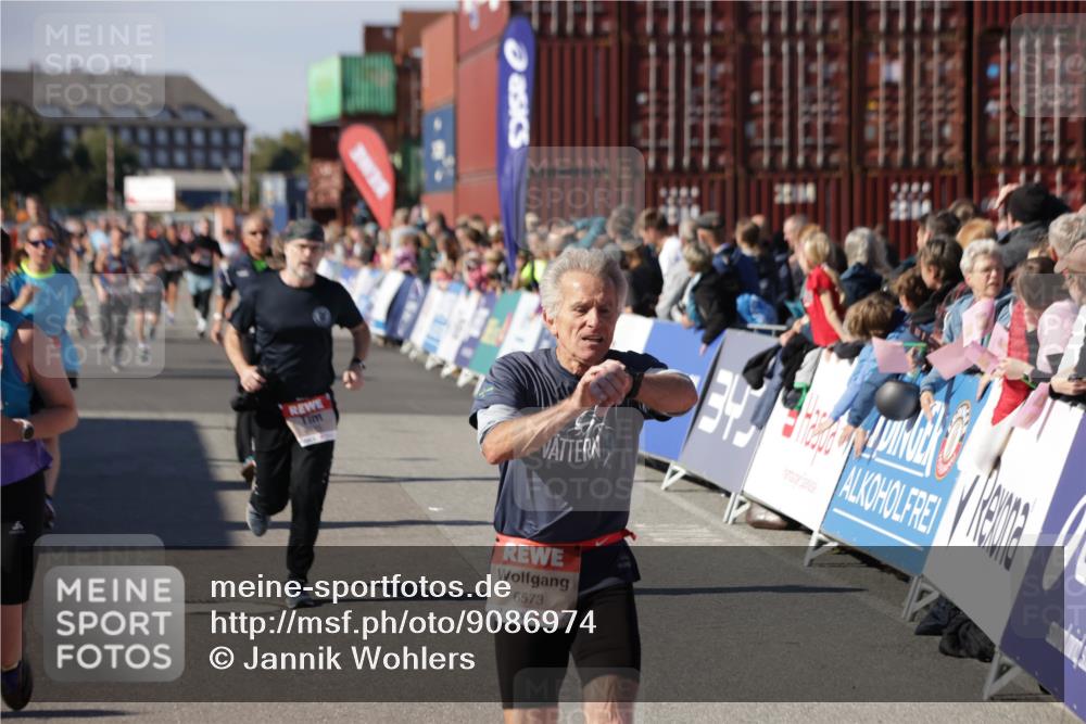 03.10.2025 - Köhlbrandbrückenlauf Jannik Wohlers http://msf.ph/oto/9086974 03.10.2025 13:19:00 Ziel 4556, 4630, 4676, 4756, 4889, 5027, 5304, 5449, 5974, 6117, 6127, 6267, 6475, 6573, 6795 meine-sportfotos.de