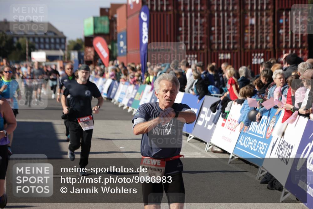 03.10.2025 - Köhlbrandbrückenlauf Jannik Wohlers http://msf.ph/oto/9086983 03.10.2025 13:19:00 Ziel 4556, 4630, 4676, 4756, 4889, 5027, 5304, 5449, 5974, 6117, 6127, 6267, 6475, 6573, 6795 meine-sportfotos.de