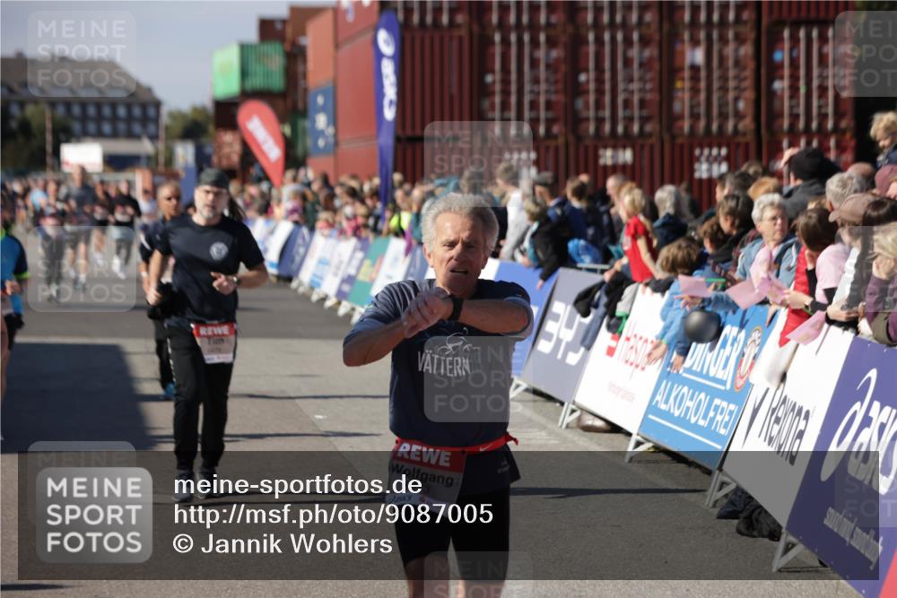 03.10.2025 - Köhlbrandbrückenlauf Jannik Wohlers http://msf.ph/oto/9087005 03.10.2025 13:19:00 Ziel 4556, 4630, 4676, 4756, 4889, 5027, 5304, 5449, 5974, 6117, 6127, 6267, 6475, 6573, 6795 meine-sportfotos.de