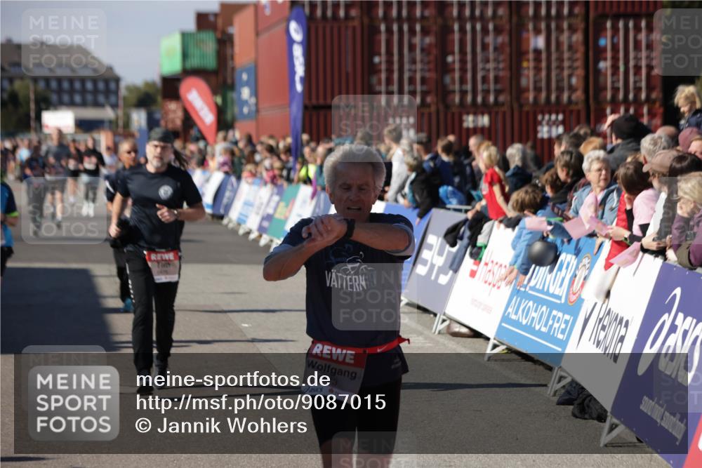 03.10.2025 - Köhlbrandbrückenlauf Jannik Wohlers http://msf.ph/oto/9087015 03.10.2025 13:19:00 Ziel 4556, 4630, 4676, 4756, 4889, 5027, 5304, 5449, 5974, 6117, 6127, 6267, 6475, 6573, 6795 meine-sportfotos.de