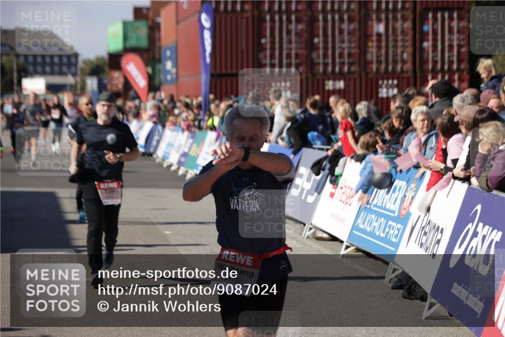 03.10.2025 - Köhlbrandbrückenlauf Jannik Wohlers http://msf.ph/oto/9087024 03.10.2025 13:19:00 Ziel 4556, 4630, 4676, 4756, 4889, 5027, 5304, 5449, 5974, 6117, 6127, 6267, 6475, 6573, 6795 meine-sportfotos.de
