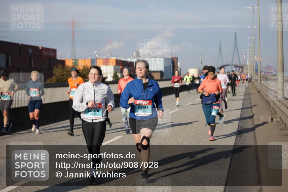 03.10.2025 - Köhlbrandbrückenlauf Jannik Wohlers http://msf.ph/oto/9087028 03.10.2025 10:08:03 Position 3 2250, 2249 meine-sportfotos.de