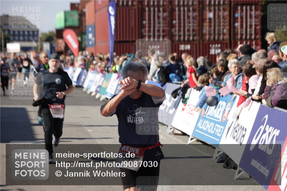 03.10.2025 - Köhlbrandbrückenlauf Jannik Wohlers http://msf.ph/oto/9087030 03.10.2025 13:19:00 Ziel 4556, 4630, 4676, 4756, 4889, 5027, 5304, 5449, 5974, 6117, 6127, 6267, 6475, 6573, 6795 meine-sportfotos.de