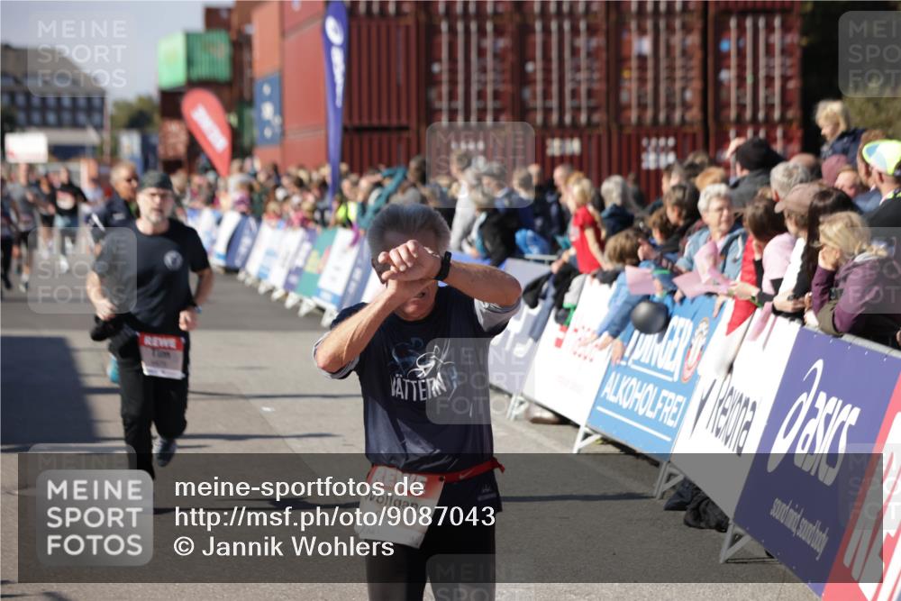 03.10.2025 - Köhlbrandbrückenlauf Jannik Wohlers http://msf.ph/oto/9087043 03.10.2025 13:19:00 Ziel 4556, 4630, 4676, 4756, 4889, 5027, 5304, 5449, 5974, 6117, 6127, 6267, 6475, 6573, 6795 meine-sportfotos.de