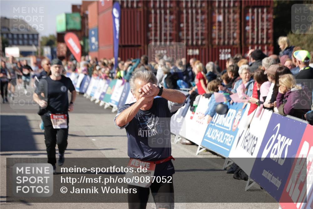03.10.2025 - Köhlbrandbrückenlauf Jannik Wohlers http://msf.ph/oto/9087052 03.10.2025 13:19:00 Ziel 4556, 4630, 4676, 4756, 4889, 5027, 5304, 5449, 5974, 6117, 6127, 6267, 6475, 6573, 6795 meine-sportfotos.de