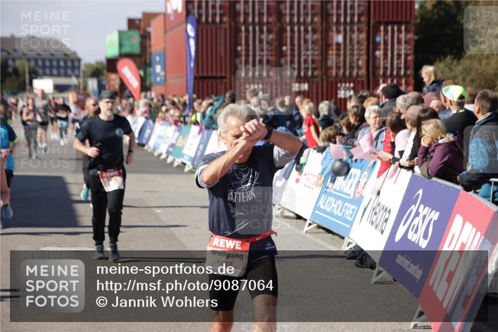 03.10.2025 - Köhlbrandbrückenlauf Jannik Wohlers http://msf.ph/oto/9087064 03.10.2025 13:19:00 Ziel 4556, 4630, 4676, 4756, 4889, 5027, 5304, 5449, 5974, 6117, 6127, 6267, 6475, 6573, 6795 meine-sportfotos.de