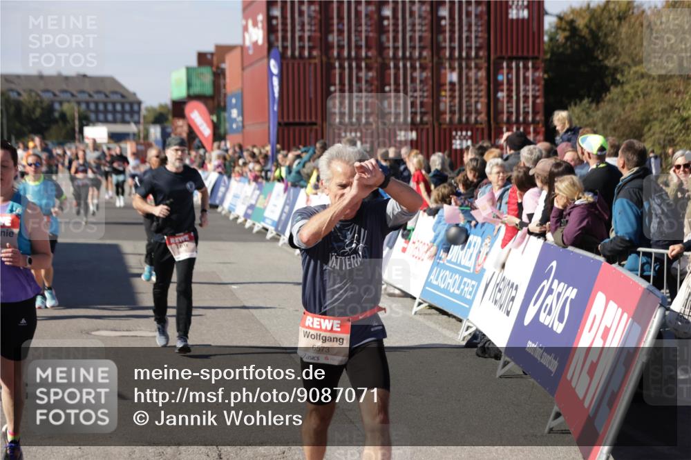 03.10.2025 - Köhlbrandbrückenlauf Jannik Wohlers http://msf.ph/oto/9087071 03.10.2025 13:19:00 Ziel 4556, 4630, 4676, 4756, 4889, 5027, 5304, 5449, 5974, 6117, 6127, 6267, 6475, 6573, 6795 meine-sportfotos.de