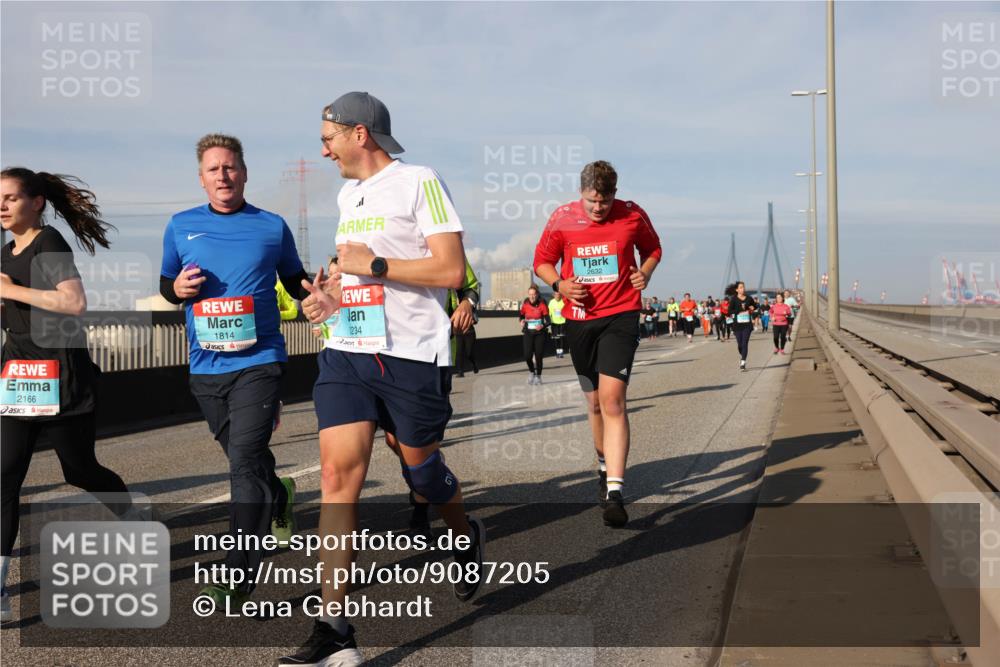 03.10.2025 - Köhlbrandbrückenlauf Lena Gebhardt http://msf.ph/oto/9087205 03.10.2025 10:06:16 Position 2 2166, 1814, 1234, 2632 meine-sportfotos.de