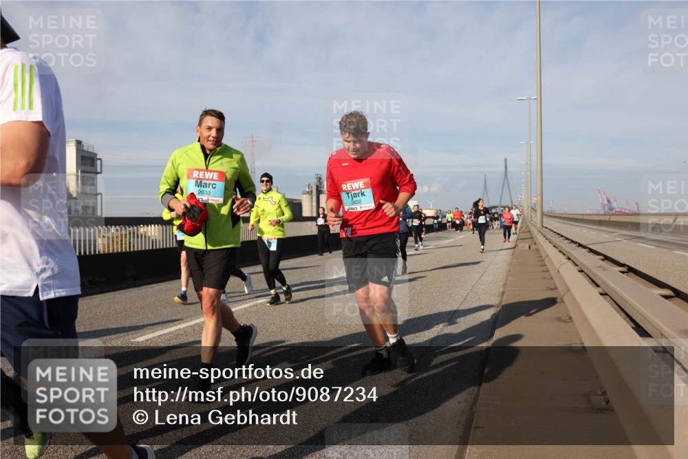 03.10.2025 - Köhlbrandbrückenlauf Lena Gebhardt http://msf.ph/oto/9087234 03.10.2025 10:06:17 Position 2 2630, 2632 meine-sportfotos.de