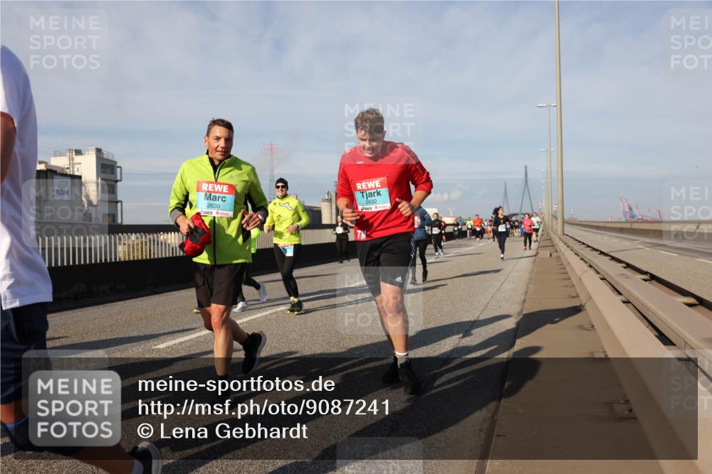03.10.2025 - Köhlbrandbrückenlauf Lena Gebhardt http://msf.ph/oto/9087241 03.10.2025 10:06:17 Position 2 2630, 2632 meine-sportfotos.de