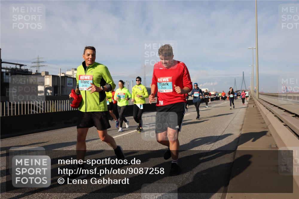 03.10.2025 - Köhlbrandbrückenlauf Lena Gebhardt http://msf.ph/oto/9087258 03.10.2025 10:06:17 Position 2 2630, 2632 meine-sportfotos.de