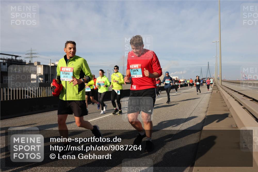 03.10.2025 - Köhlbrandbrückenlauf Lena Gebhardt http://msf.ph/oto/9087264 03.10.2025 10:06:17 Position 2 2630, 2632 meine-sportfotos.de