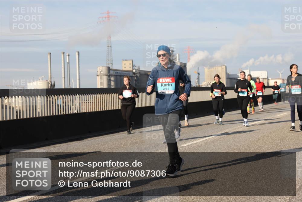 03.10.2025 - Köhlbrandbrückenlauf Lena Gebhardt http://msf.ph/oto/9087306 03.10.2025 10:06:19 Position 2 2752 meine-sportfotos.de