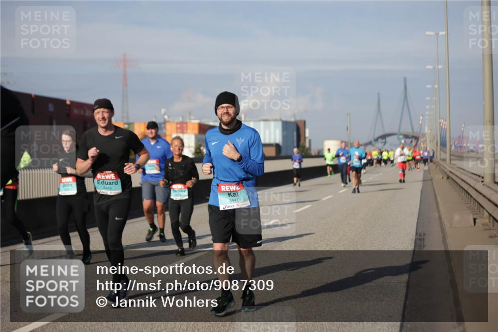 03.10.2025 - Köhlbrandbrückenlauf Jannik Wohlers http://msf.ph/oto/9087309 03.10.2025 10:08:18 Position 3 3443, 3441 meine-sportfotos.de