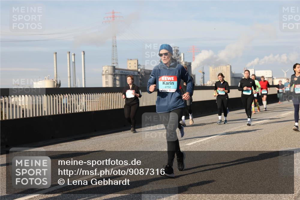 03.10.2025 - Köhlbrandbrückenlauf Lena Gebhardt http://msf.ph/oto/9087316 03.10.2025 10:06:19 Position 2 2752 meine-sportfotos.de
