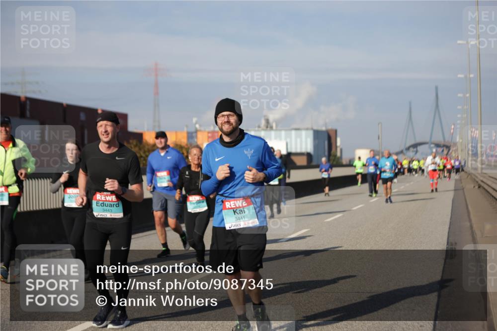 03.10.2025 - Köhlbrandbrückenlauf Jannik Wohlers http://msf.ph/oto/9087345 03.10.2025 10:08:18 Position 3 3443, 3441 meine-sportfotos.de