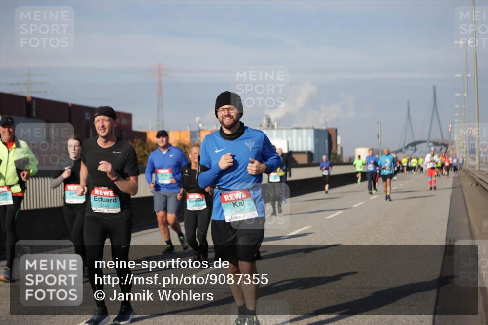03.10.2025 - Köhlbrandbrückenlauf Jannik Wohlers http://msf.ph/oto/9087355 03.10.2025 10:08:18 Position 3 3443, 3441 meine-sportfotos.de