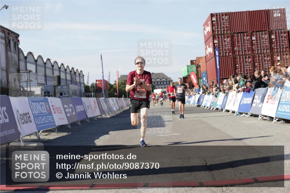 03.10.2025 - Köhlbrandbrückenlauf Jannik Wohlers http://msf.ph/oto/9087370 03.10.2025 12:53:14 Ziel 4142, 5786, 6333 meine-sportfotos.de