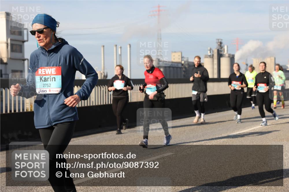 03.10.2025 - Köhlbrandbrückenlauf Lena Gebhardt http://msf.ph/oto/9087392 03.10.2025 10:06:20 Position 2 2752 meine-sportfotos.de