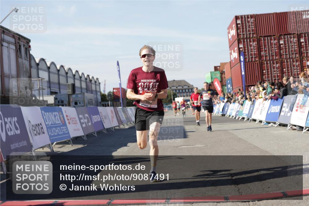 03.10.2025 - Köhlbrandbrückenlauf Jannik Wohlers http://msf.ph/oto/9087491 03.10.2025 12:53:15 Ziel 4142, 5786, 6333 meine-sportfotos.de