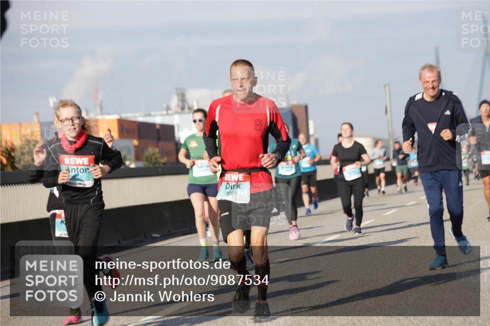 03.10.2025 - Köhlbrandbrückenlauf Jannik Wohlers http://msf.ph/oto/9087534 03.10.2025 09:57:45 Position 3 47, 8, 3028 meine-sportfotos.de