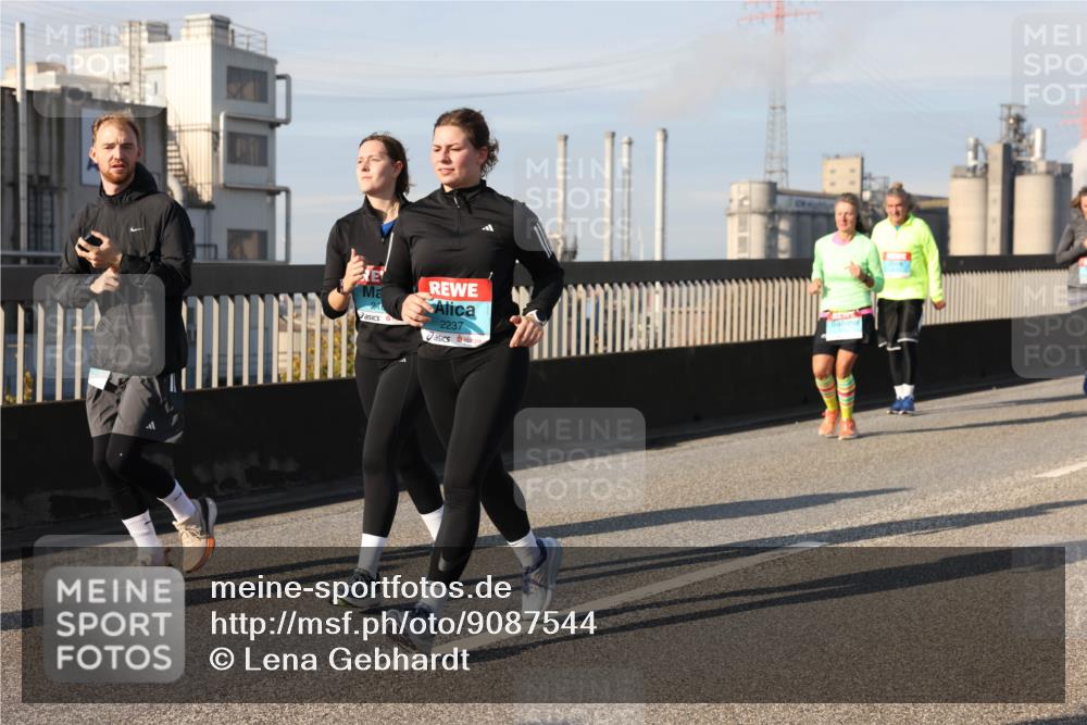 03.10.2025 - Köhlbrandbrückenlauf Lena Gebhardt http://msf.ph/oto/9087544 03.10.2025 10:06:23 Position 2 21, 2237 meine-sportfotos.de