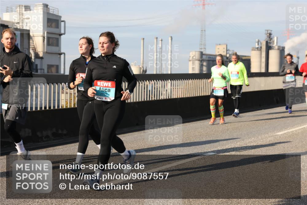 03.10.2025 - Köhlbrandbrückenlauf Lena Gebhardt http://msf.ph/oto/9087557 03.10.2025 10:06:23 Position 2 2237 meine-sportfotos.de