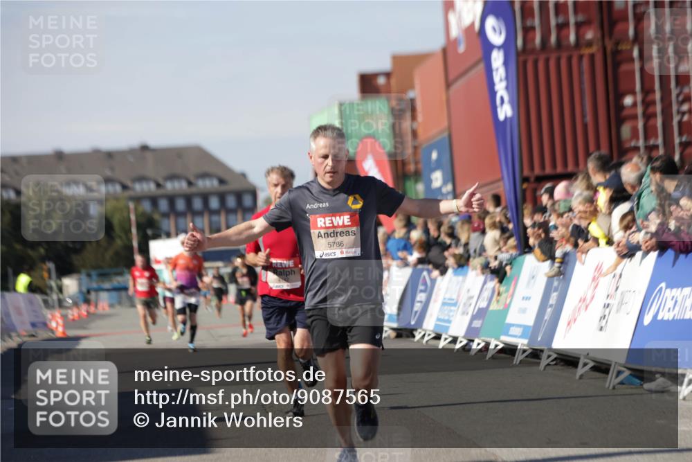 03.10.2025 - Köhlbrandbrückenlauf Jannik Wohlers http://msf.ph/oto/9087565 03.10.2025 12:53:16 Ziel 4142, 5786, 6333 meine-sportfotos.de