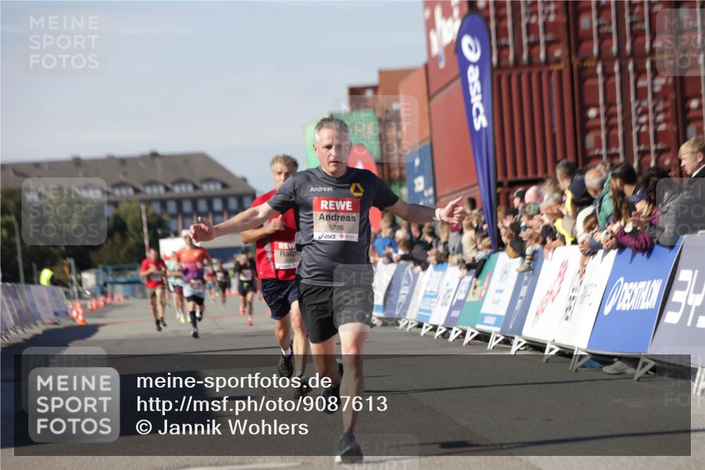 03.10.2025 - Köhlbrandbrückenlauf Jannik Wohlers http://msf.ph/oto/9087613 03.10.2025 12:53:16 Ziel 4142, 5786, 6333 meine-sportfotos.de