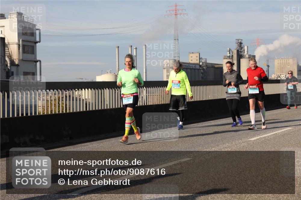 03.10.2025 - Köhlbrandbrückenlauf Lena Gebhardt http://msf.ph/oto/9087616 03.10.2025 10:06:25 Position 2 1775 meine-sportfotos.de